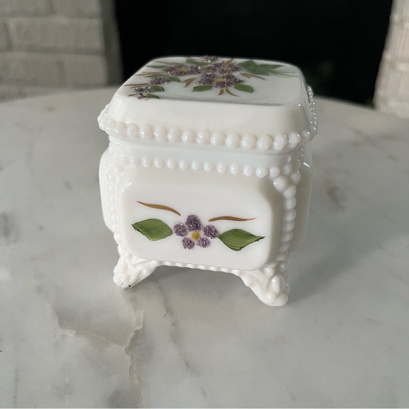 Vintage milk glass jewelry box. - Picture 3 of 9